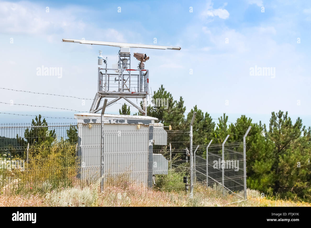 Aussichtsturm-Radar-Station mit verschiedenen Geräten und Kameras Stockfoto