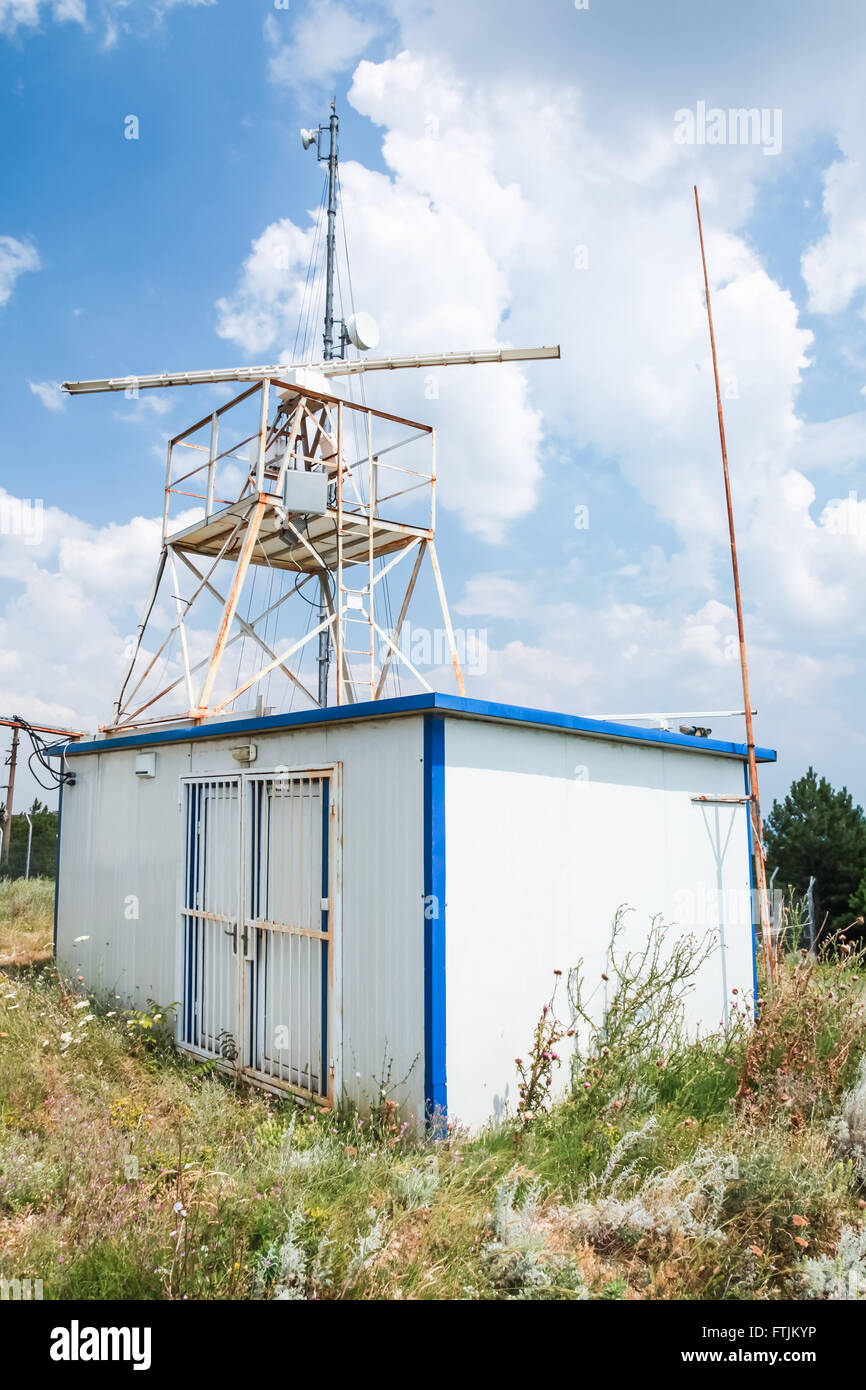 Aussichtsturm-Radar-Station mit Antenne-Geräte und Kameras Stockfoto
