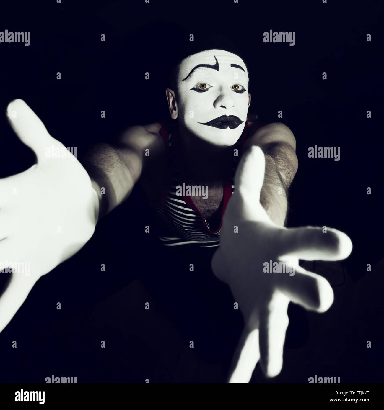 Porträt von traurig Mime auf schwarzem Hintergrund Stockfoto