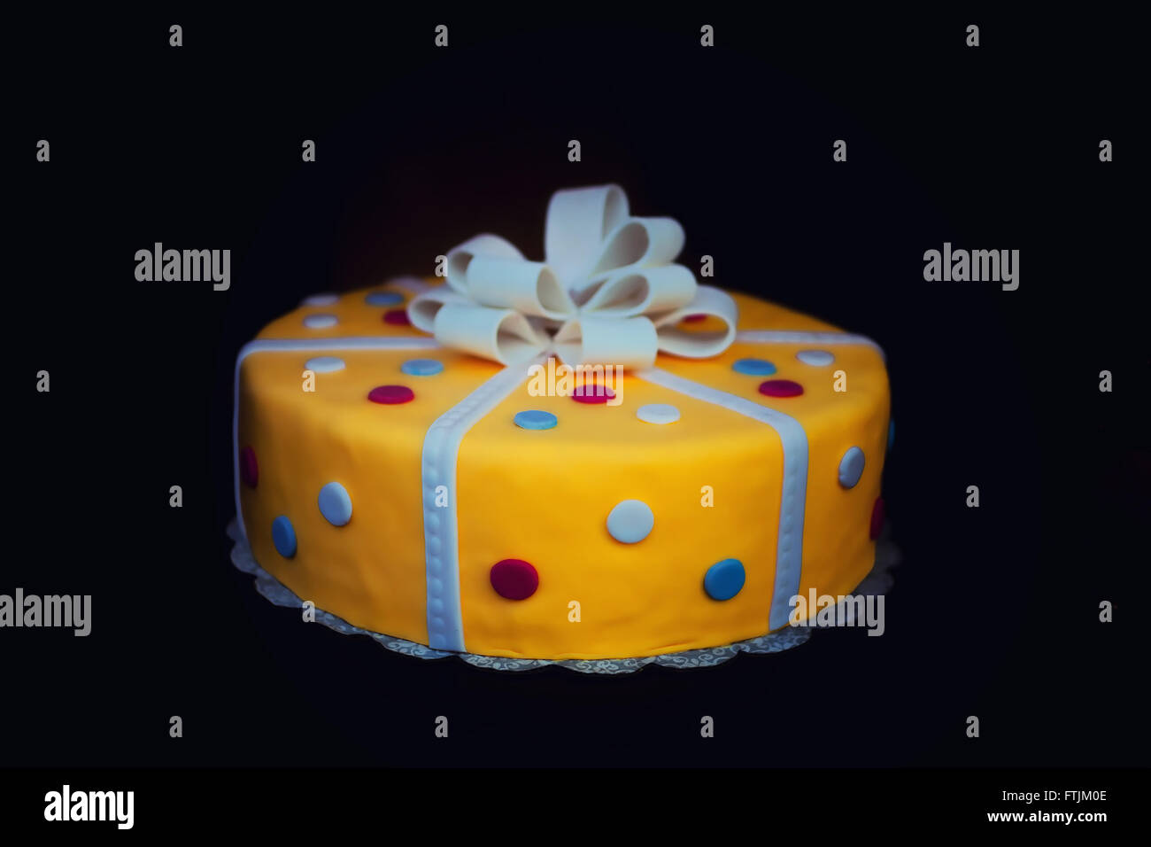 Gelb glasierten Kuchen auf einem schwarzen Hintergrund Stockfoto