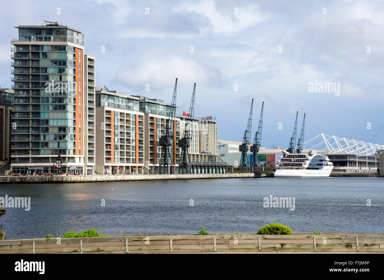 Blick über The Royal Victoria Dock in Hotels mit London Excel Centre im Hintergrund. Stockfoto