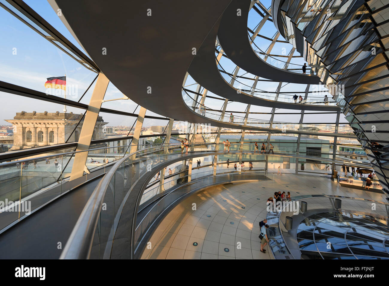Berlin. Deutschland. Innere der Reichstagskuppel. Stockfoto