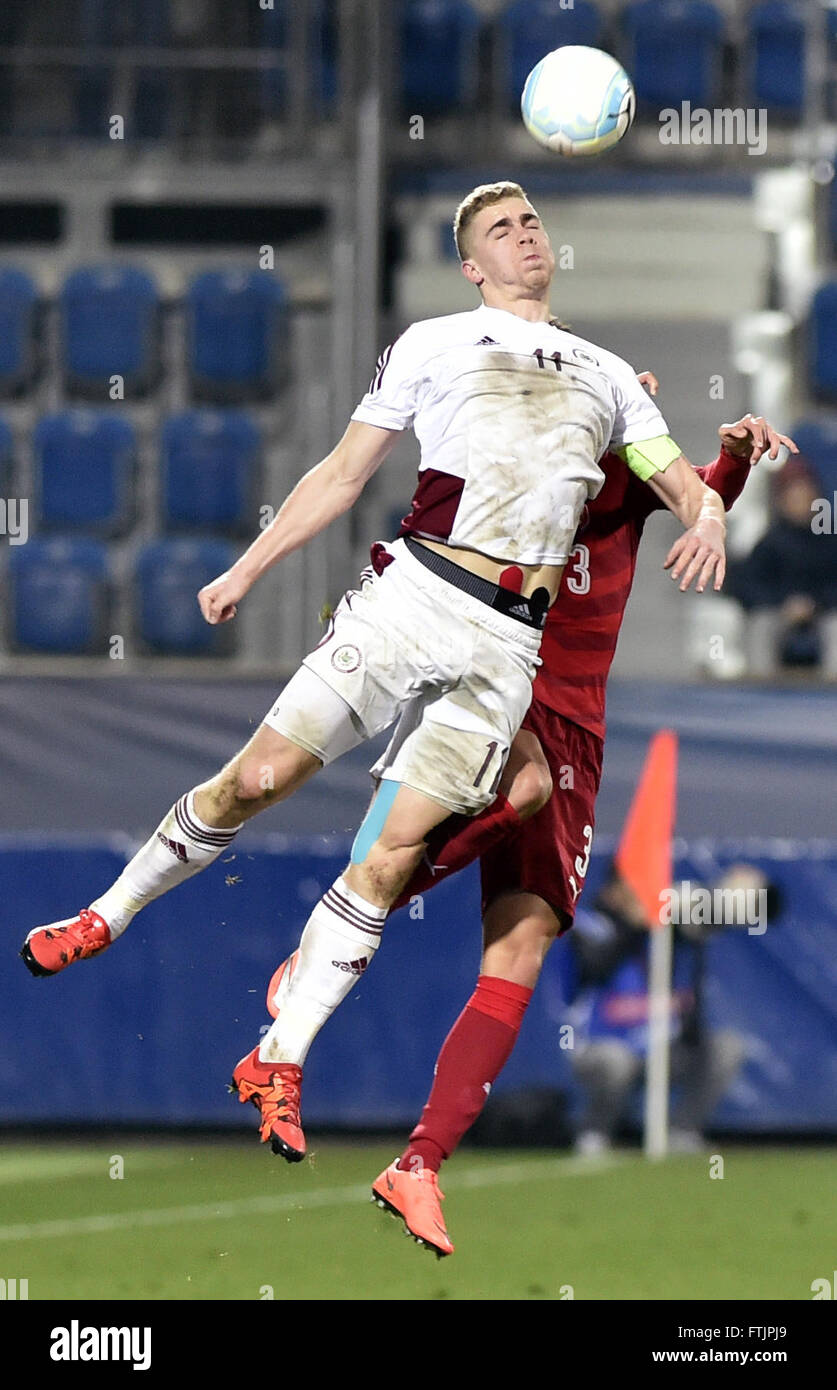 Uherske Hradiste, Tschechien. 25. März 2016. Vladislavs Gutkovskis Lettlands, passen vorne und Ales Mateju des tschechischen in Aktion während der Qualifikation Tschechien Vs Lettland für die U21-Europameisterschaft 2017 in Uherske Hradiste, Tschechische Republik, auf Freitag, 25. März 2016 gespielt. © Dalibor Gluck/CTK Foto/Alamy Live-Nachrichten Stockfoto