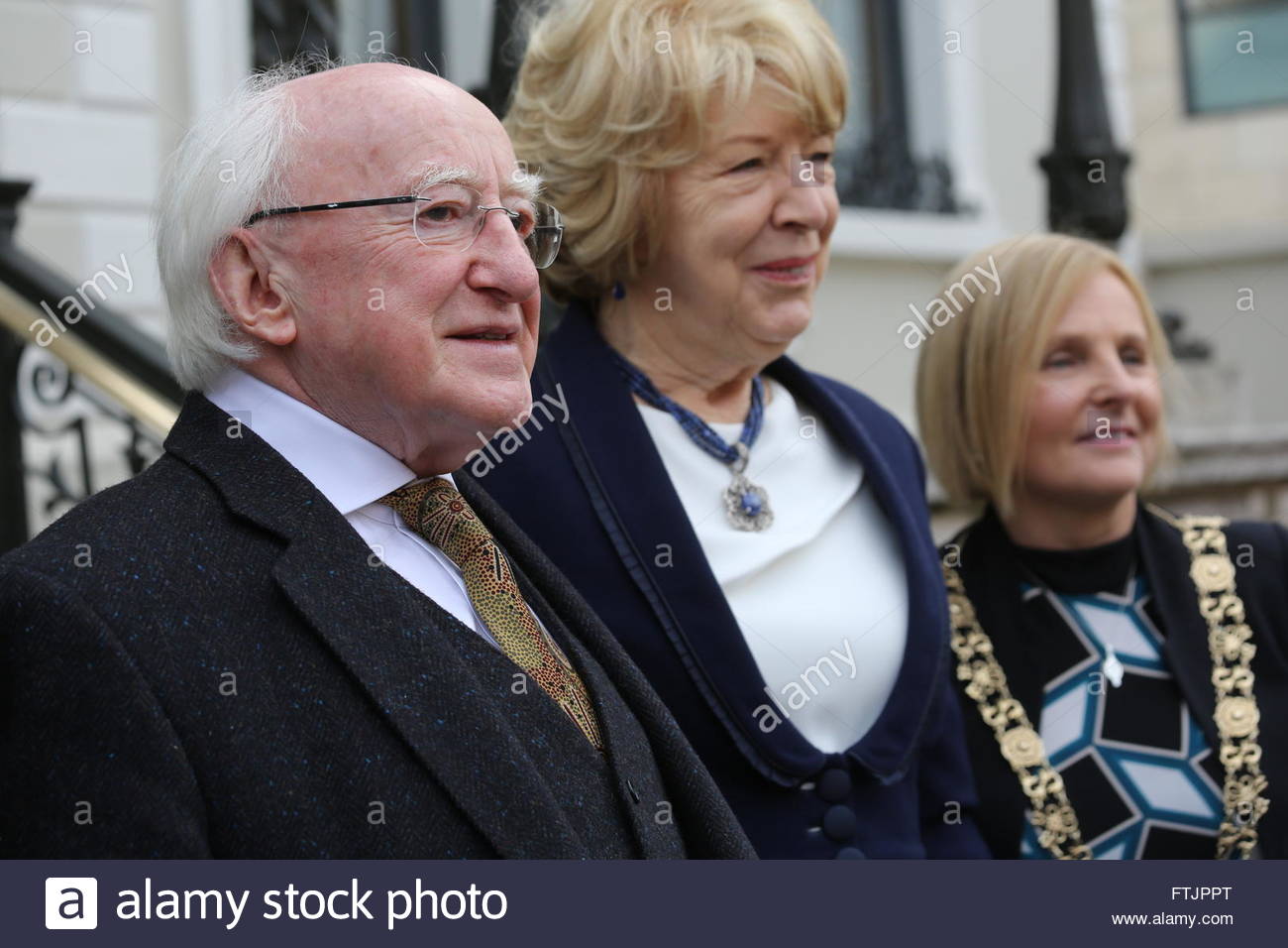 Mansion House, Dublin, 28. März. Präsident Michael D. Higgins posiert für Fotos mit seiner Frau und der Lord Bürgermeister von Dublin anlässlich der Jubiläumsfeier 1916 im Mansion House im Zentrum Stadt. Stockfoto