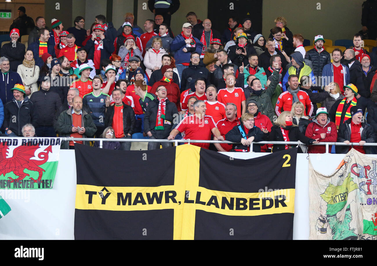 Kiew, Ukraine. 28. März 2016. Walisischen Fans unterstützen ihr Team beim Freundschaftsspiel zwischen der Ukraine und Wales im NSC Olympiastadion in Kiew, Ukraine. Bildnachweis: Oleksandr Prykhodko/Alamy Live-Nachrichten Stockfoto