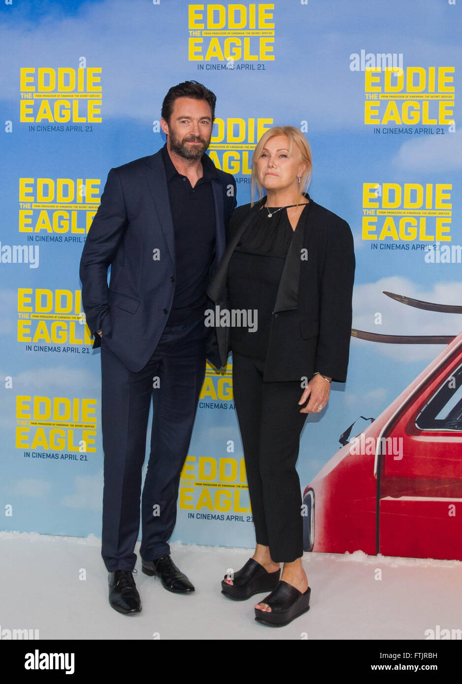 Melbourne, Australien. 29. März 2016. Australische Schauspieler Hugh Jackman kommt mit seiner Frau Deborra-Lee Furness bei der australischen Premiere des Films "Eddie the Eagle" im Dorf Crown in Melbourne, Australien, 29. März 2016. Bildnachweis: Bai Xue/Xinhua/Alamy Live-Nachrichten Stockfoto