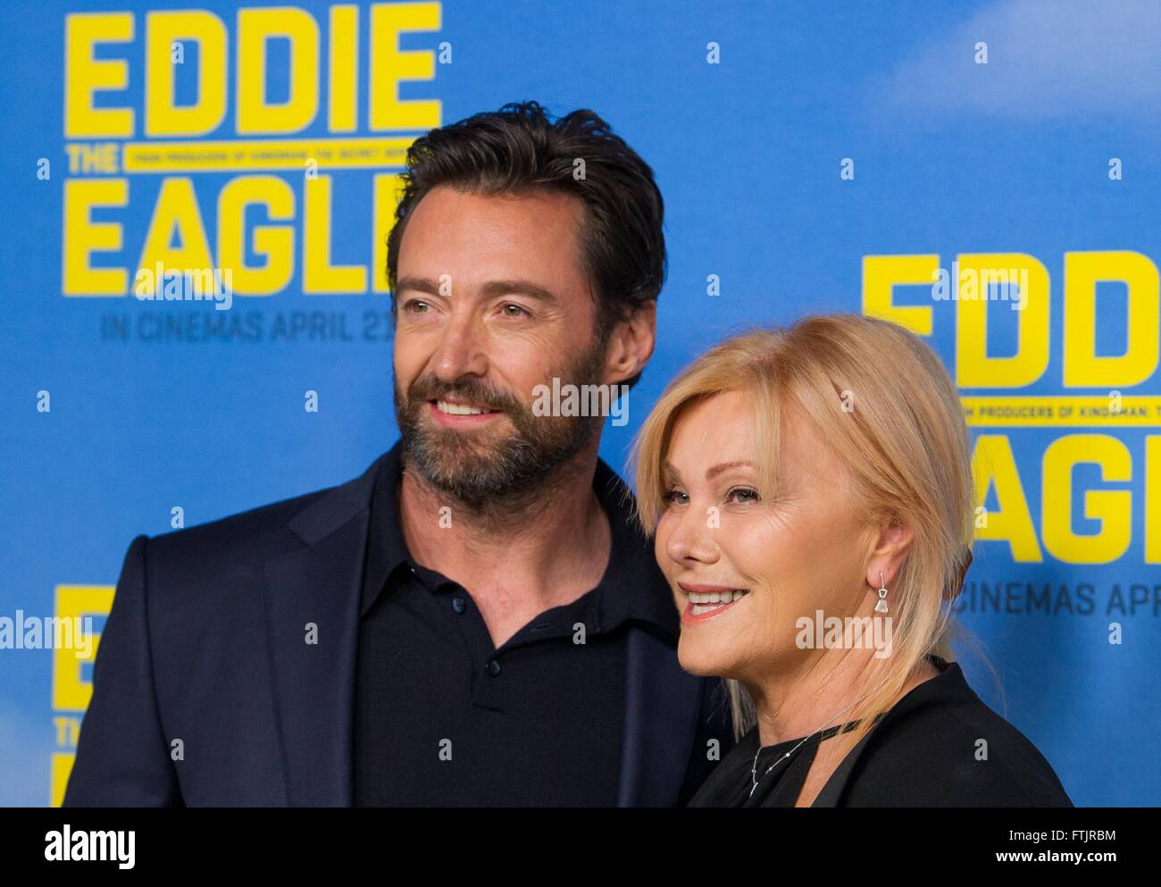 Melbourne, Australien. 29. März 2016. Australische Schauspieler Hugh Jackman kommt mit seiner Frau Deborra-Lee Furness bei der australischen Premiere des Films "Eddie the Eagle" im Dorf Crown in Melbourne, Australien, 29. März 2016. Bildnachweis: Bai Xue/Xinhua/Alamy Live-Nachrichten Stockfoto