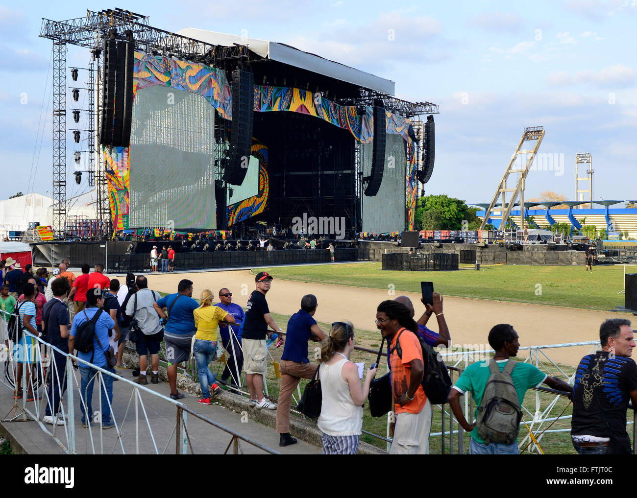 Zuschauer versammeln sich in der Ciudad Deportiva vor den Rolling Stones  Morgen ist Konzert in Havanna, Kuba, Donnerstag, 24. März 2016. Die Stones  durchgeführt ein kostenloses Konzert in Havanna, immer die berühmtesten
