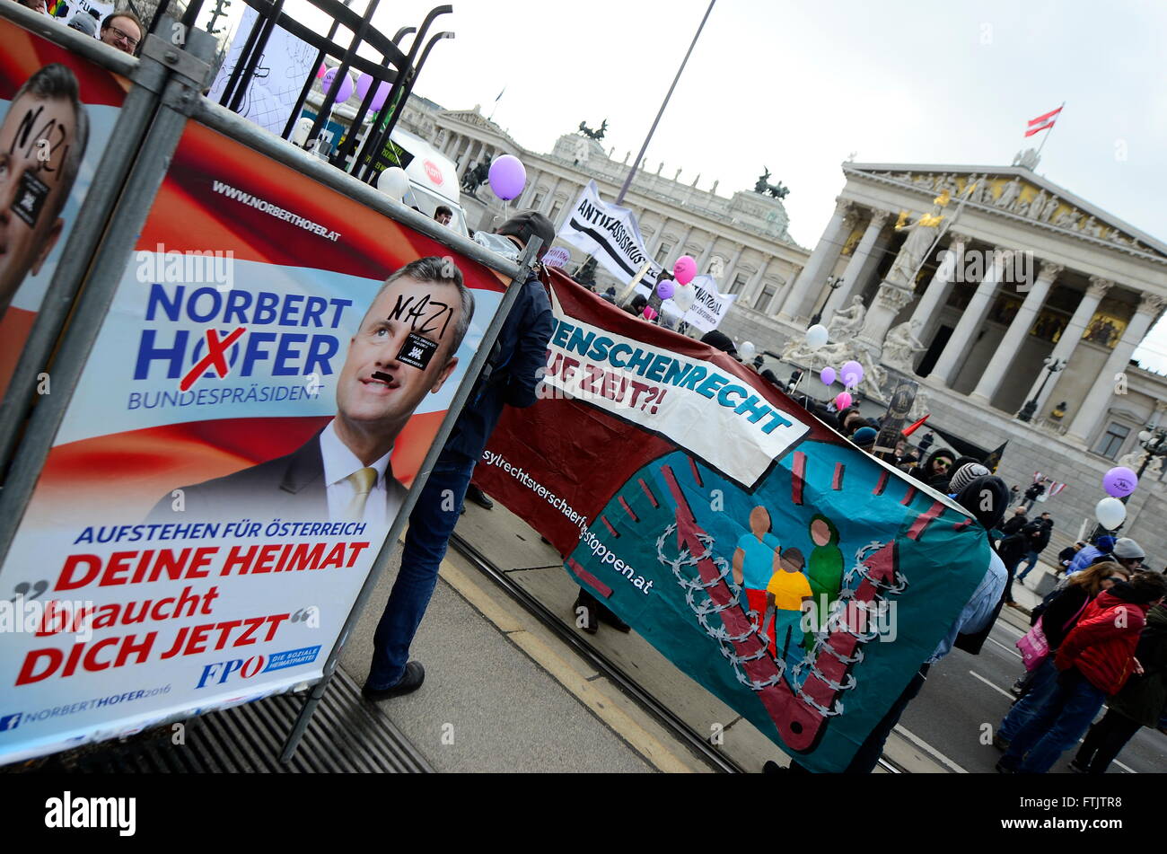 Wien, Österreich. 29. März 2016. Angesichts der unverhältnismäßig vielen Vandalismusakte gegen Wahlkampfplakate des liberalen Bundespräsidenten Ing Norbert Hofer, die FPÖ hat Anklage gegen unbekannte Täter erhoben." Norbert Hofer Kandidat für die Freiheitspartei Osterreichs für den Bundespräsidenten. Kredit: Franz Perc/Alamy Live News Stockfoto