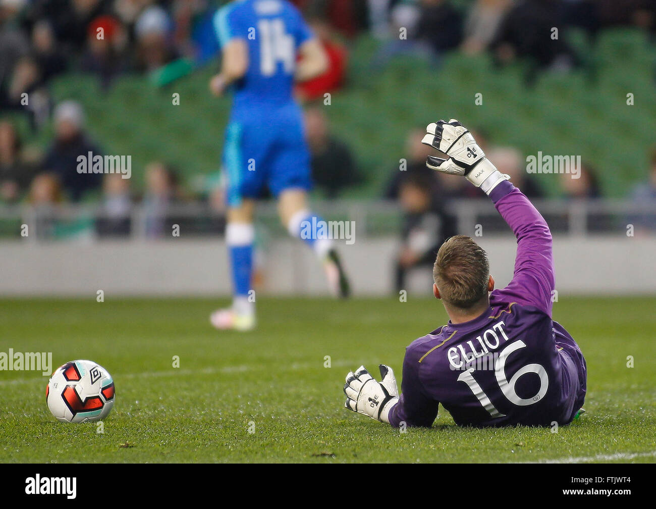 Aviva Stadion, Dublin, Irland. 29. März 2016. Internationaler Fußball freundlich Irland vs. Slowakei. Rob Elliot (Irland) auf dem Boden nach der Slowakei-Tor in der 14. Minute verletzt. © Aktion Plus Sport/Alamy Live-Nachrichten Stockfoto