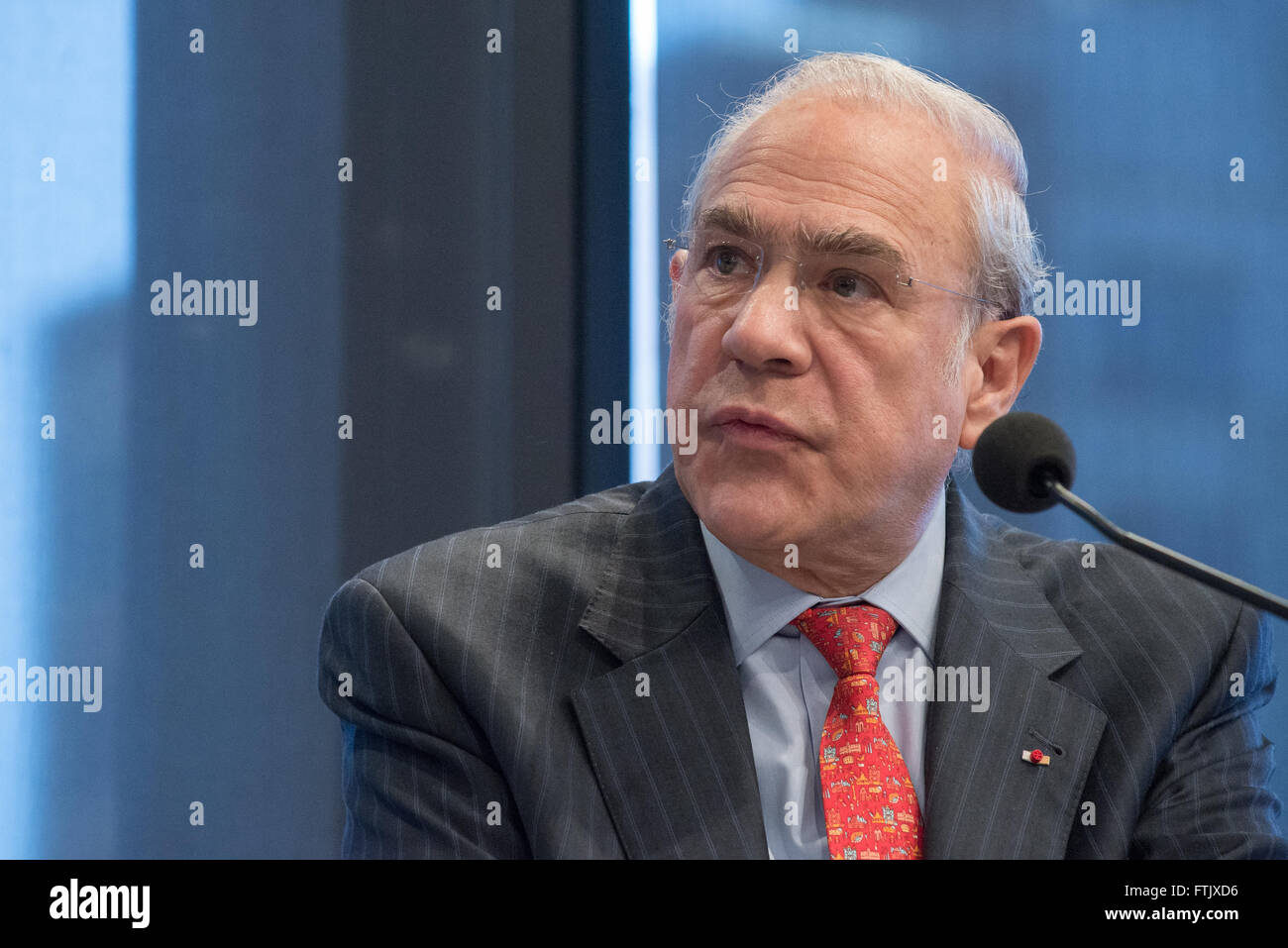 New York, Vereinigte Staaten von Amerika. 29. März 2016. OECD-Generalsekretär Angel Gurria bietet seine Bemerkungen. Zur integrativen Wachstum der Städte Kampagne soll gleichzeitig Einweihung sprach Adresse Einkommensungleichheit und Stadtentwicklung in Städten weltweit, NYC Bürgermeister Bill de Blasio, Organisation für wirtschaftliche Zusammenarbeit und Entwicklung (OECD) Generalsekretär Angel Gurria und Ford Stiftungspräsident Darren Walker bei einer Veranstaltung der Ford Foundation in New York City. © Albin Lohr-Jones/Pacific Press/Alamy Live-Nachrichten Stockfoto