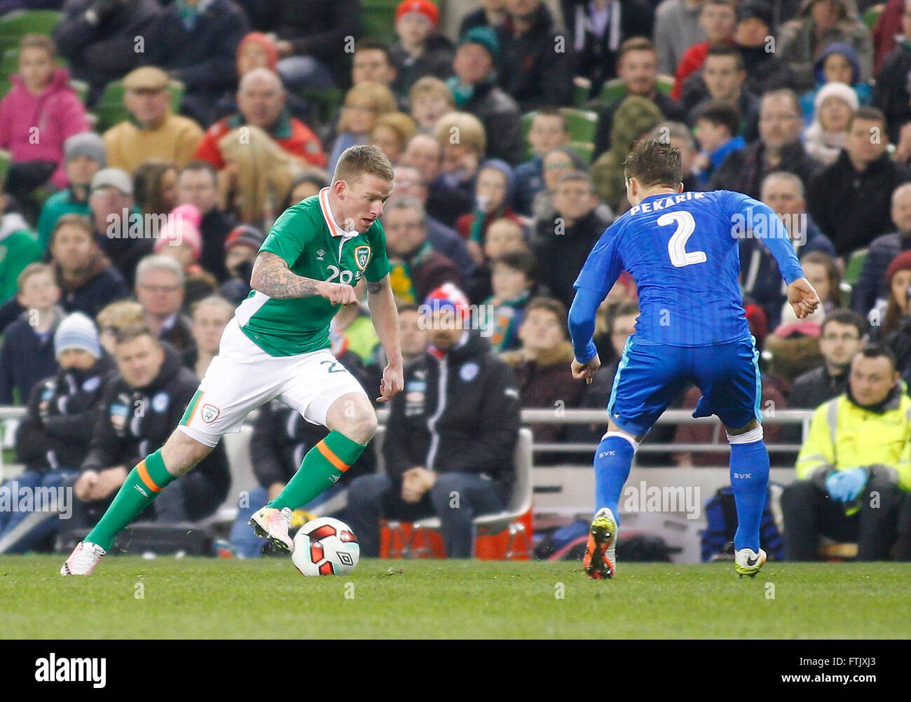 Aviva Stadion, Dublin, Irland. 29. März 2016. Internationaler Fußball freundlich Irland vs. Slowakei. Jonathan Hayes (Irland) läuft mit Peter Pekarík (Slowakei). Bildnachweis: Aktion Plus Sport/Alamy Live-Nachrichten Stockfoto