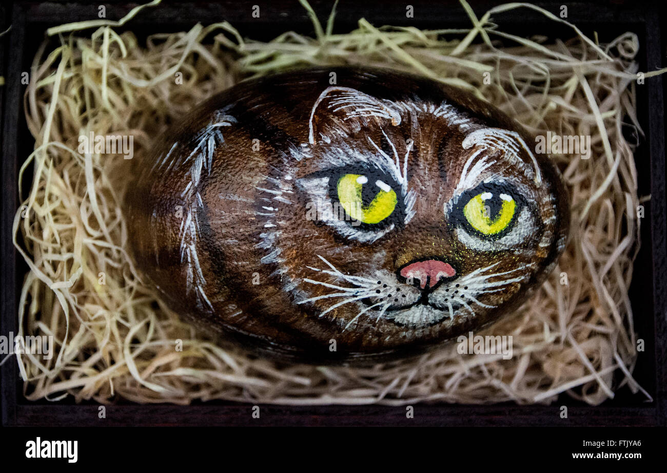 Pola de Siero, Spanien. 29. März 2016. Eine bemalte Straussenei-die eine Gesicht einer Katze auf das Fest der Ostern Eiern von Pola de Siero, der einzige spanische Stadt darstellt, in dem dieses fest, am ersten Dienstag gefeiert wird nach Ostern Sonntag, mit Tausenden von Eiern von hand gemalt. © David Gato/Alamy Live-Nachrichten Stockfoto