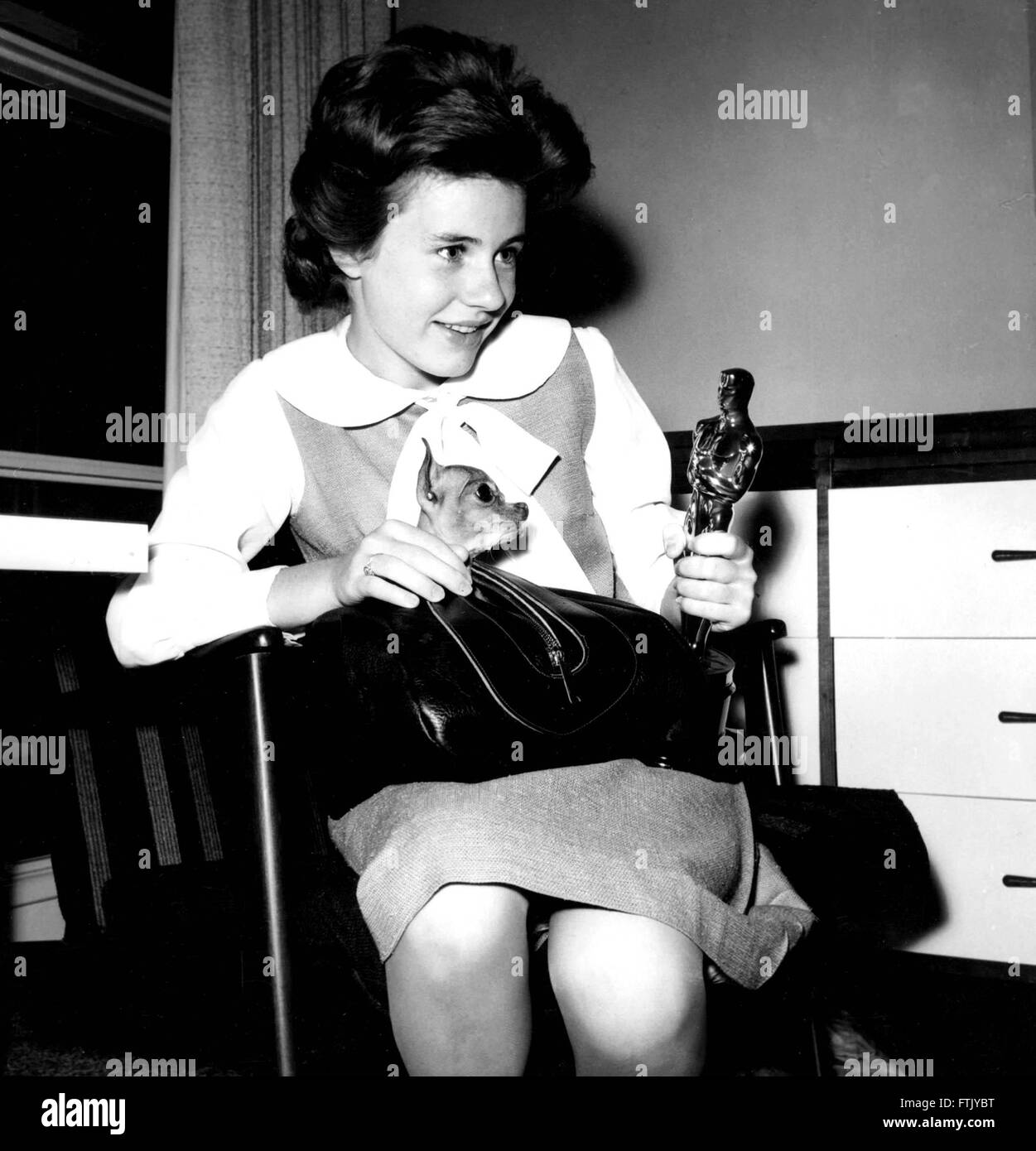 Datei. 29. März 2016. PATTY DUKE, (14. Dezember 1946 - 29. März 2016) war eine US-amerikanische Schauspielerin für Bühne, Film und Fernsehen. Herzog starb 69 der Sepsis aus einem geplatzten Darm. Herzog gewann einen Oscar im Jahr 1963 für ihre Darstellung der Helen Keller in "The Miracle Worker", eine Rolle spielte sie auch um Beifall am Broadway. Sie wurde auch für Rollen im "Valley of the Dolls" bekannt "My Sweet Charlie" und "Ich, Natalie," sowie für die "The Patty Duke Show," ausgestrahlt, die von 1963 bis 1966. Im Bild: Patty Duke. 1963 Academy Award Oscar Statuette © Globe Fotos/ZUMAPRESS. © ZUMA Press, Inc./Alamy Liv Stockfoto