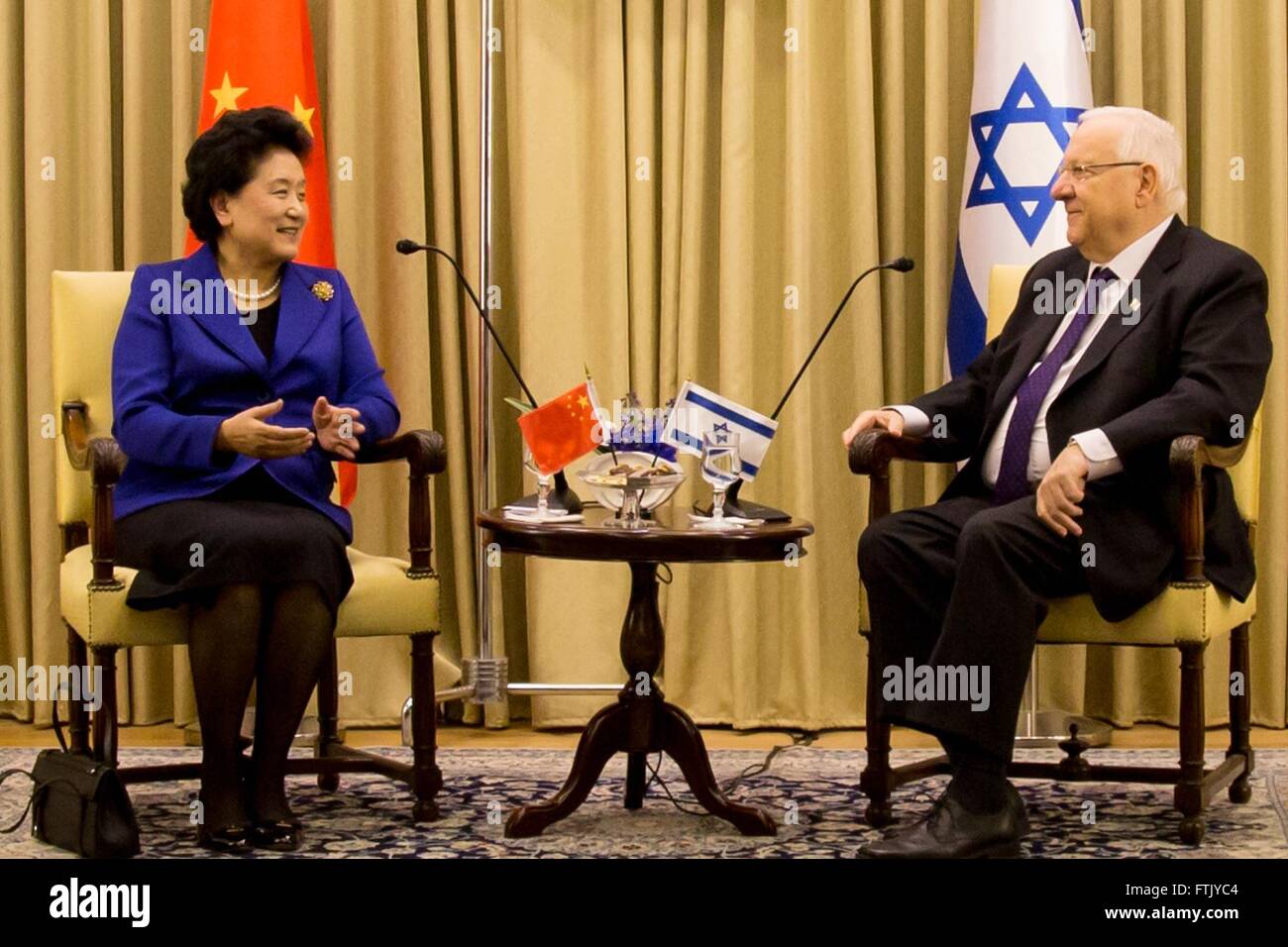 Jerusalem. 29. März 2016. Chinesischer Vize-Premier Liu Yandong(L) trifft sich mit israelischen Präsidenten Reuven Rivlin in Jerusalem, 29. März 2016. © Yang Zhiwang/Xinhua/Alamy Live-Nachrichten Stockfoto