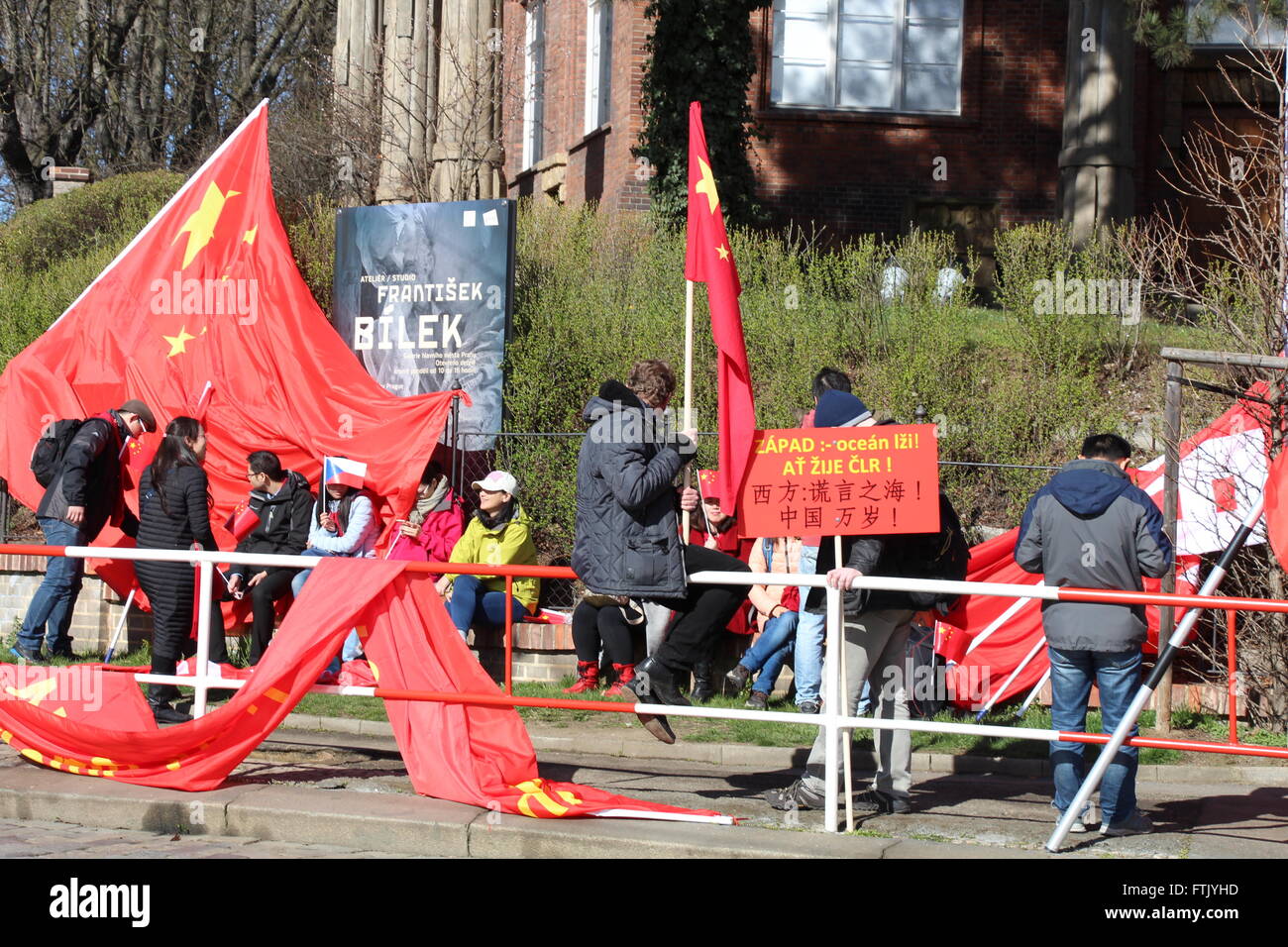 Ende März 2016 ging Anhänger von Präsident Xi Jinping zu dieser Stelle in Prag in der Nähe von Chotkovy Sady Tram-Station, Xi Jinping auf seine Reiseroute zu begrüßen. Die pro-China-Banner hier heißt es: der Westen – ein Meer von Lügen; China Heil! Stockfoto
