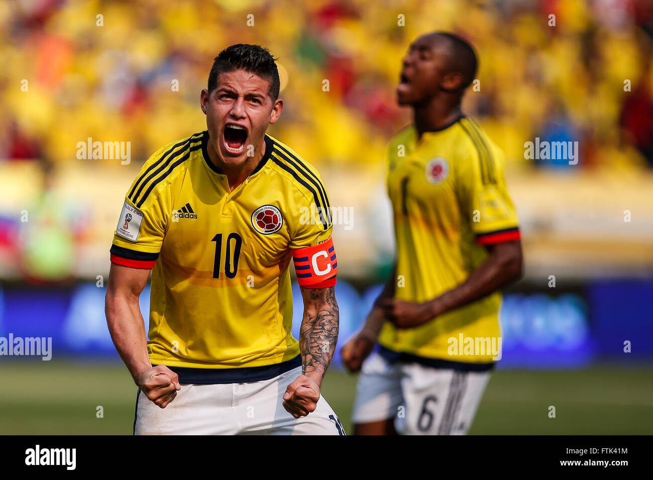 Barranquilla, Kolumbien. 29. März 2016. Kolumbiens James Rodriguez (L) reagiert während das Qualifikationsspiel für die WM 2018 Russland gegen Ecuador im Metropolitano Roberto Melendez Stadium in Barranquilla, Kolumbien, am 29. März 2016. Kolumbien 3: 1 gewonnen. © Mauricio Alvarado/COLPRENSA/Xinhua/Alamy Live-Nachrichten Stockfoto