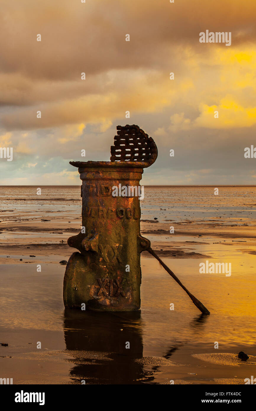 Southport, Merseyside, UK. Am 30. März 2016. UK Wetter. Dramatischer Sonnenaufgang über der Irischen See Ausleuchten der 'Liverpool Fleetwood viktorianische gusseiserne Gezeiten Standard bei niedrigem Wasserstand. Die römischen Ziffern empfehlen es für ein Schiff Entwurf Markierungen in vergangenen Zeiten Kennzeichnung einen Kanal für den Zugang zu den inzwischen aufgelösten bezieht, und versandete der Hafen. Stockfoto