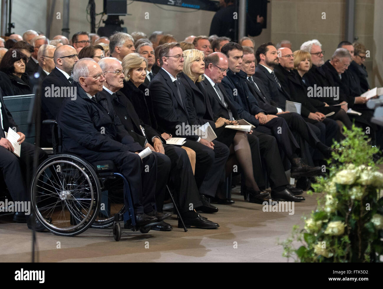Stuttgart, Deutschland. 30. März 2016. Der deutsche Finanzminister Wolfgang Schaeuble (L-R) sitzt Nest zum ehemaligen deutschen PresidentRoman Herzog, seine Frau Alexandra Freifrau von Berlichingen, Thüringer Zustand Premier Bodo Ramelow, Bayerischer Staatsminister Beate Merk, Präsident des staatlichen Parlament Wilfried Klenk, SPD Staat Parmliamentary-Chef Nils Schmid und andere Gäste während der Trauerfeier für ehemalige staatliche Premier des Landes Baden-Württemberg, Lothar Spaeth, in der Stiftkirche Kirche in Stuttgart , Deutschland, 30. März 2016. Foto: DANIEL MAURER/Dpa/Alamy Live News Stockfoto