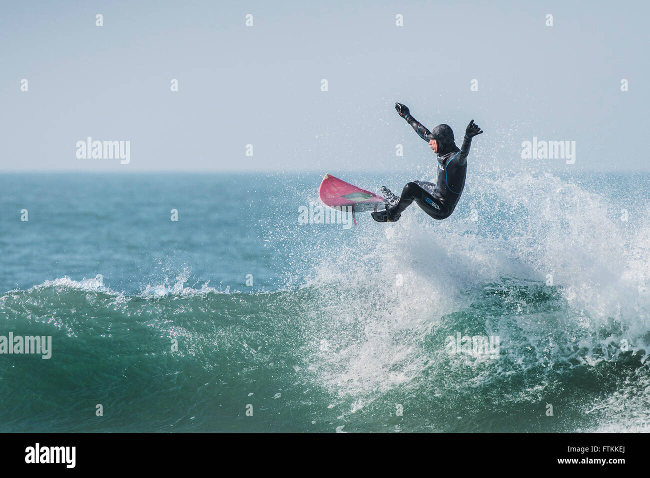 Der Surfer, Luke Embleton Surfen am Fistral Beach in Newquay, Cornwall Stockfoto