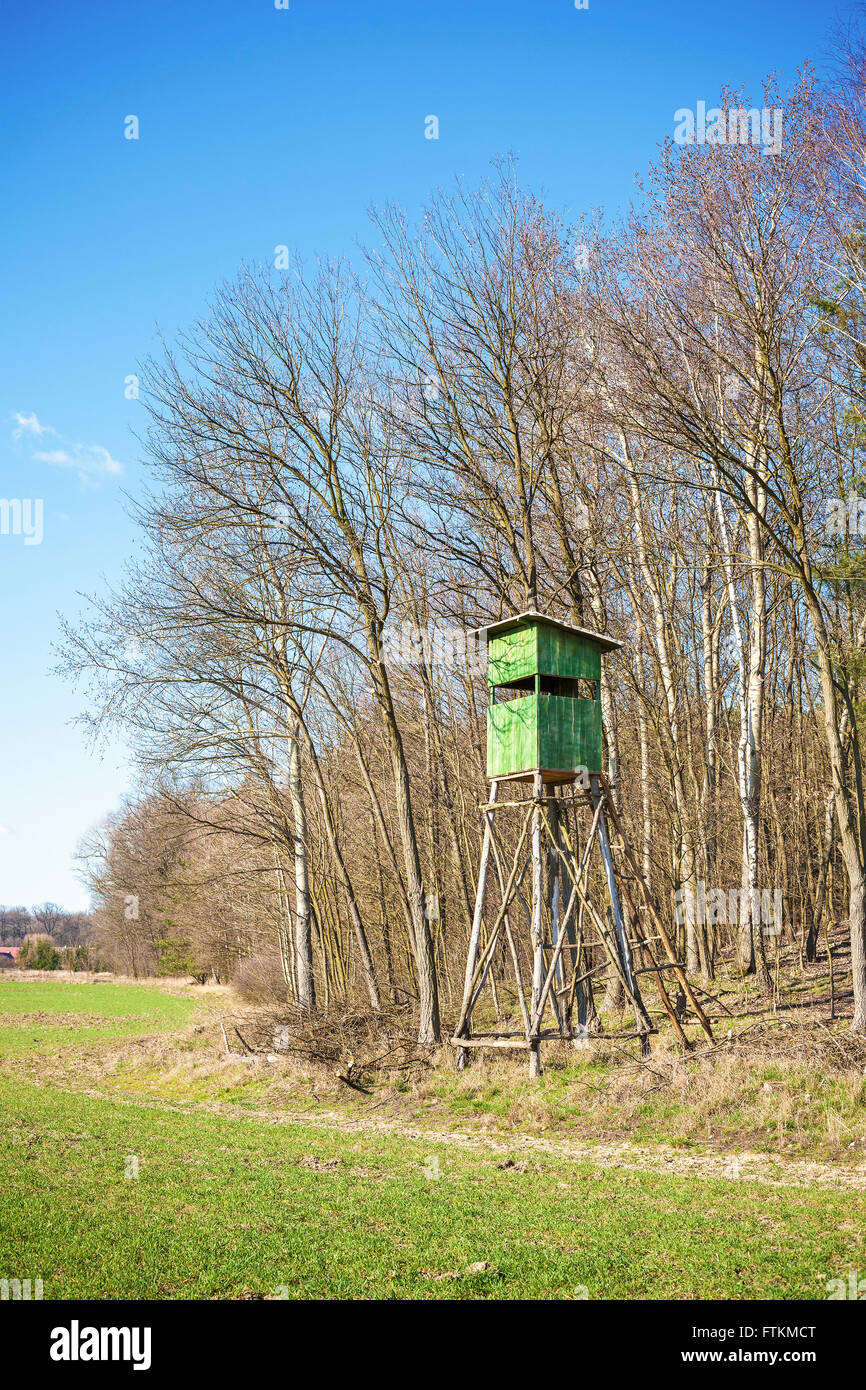 Jagd-Kanzel am Rande eines Waldes im Frühjahr, Polen. Stockfoto