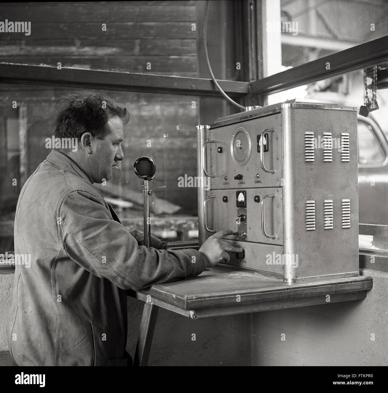 1950er Jahre historische, männliche Bediener ein Kabel-Signal von der Trans-Atlantic-Seilbahnstation in Waterville, Kerry, Irland. Stockfoto