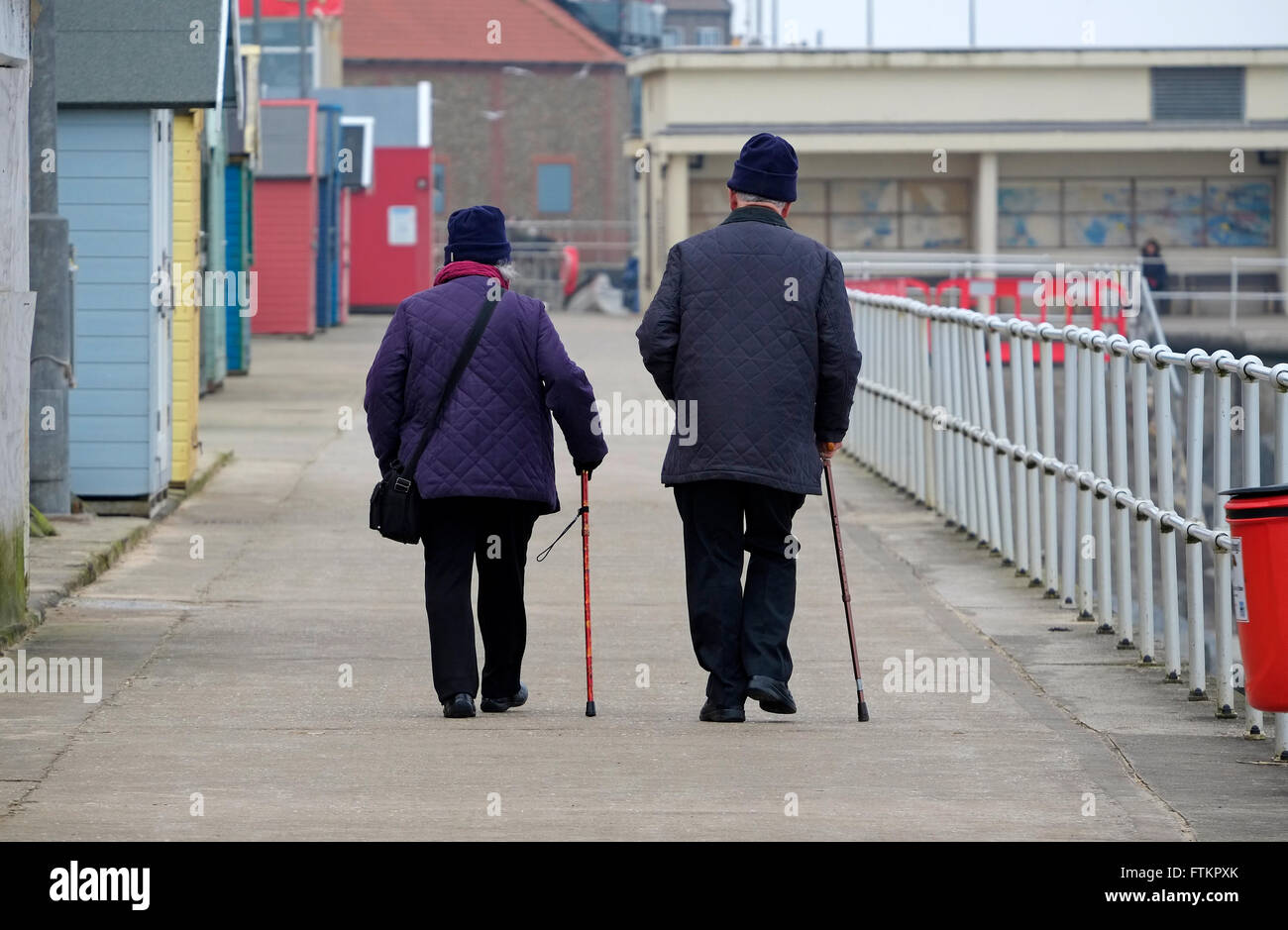 Ältere Paare, die auf der Promenade von Sheringham, North Norfolk, england Stockfoto