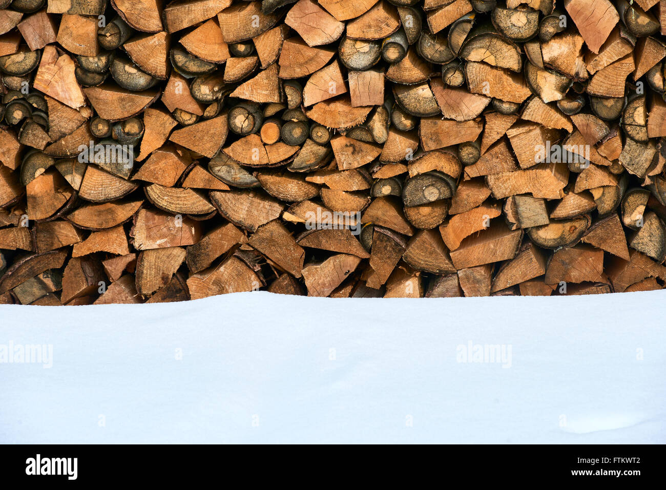 Brennholz gestapelt im Winter. Holz-Haufen mit Schnee für Brennholz gestapelt Stockfoto