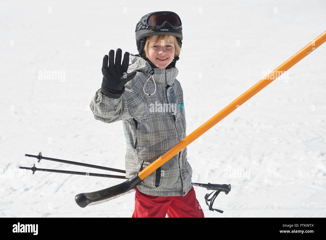 Der junge auf Skiern in Bergen Stockfoto