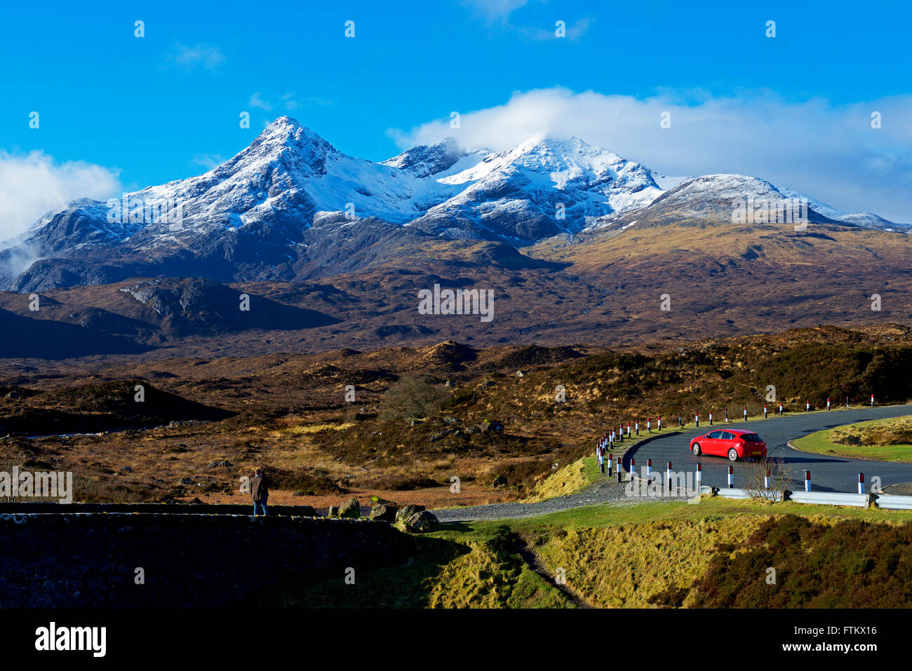 Auto auf A863 bei Sligachan, mit Cuillin Berge in der Ferne, Isle Of Skye, innere Hebriden, Schottland UK Stockfoto