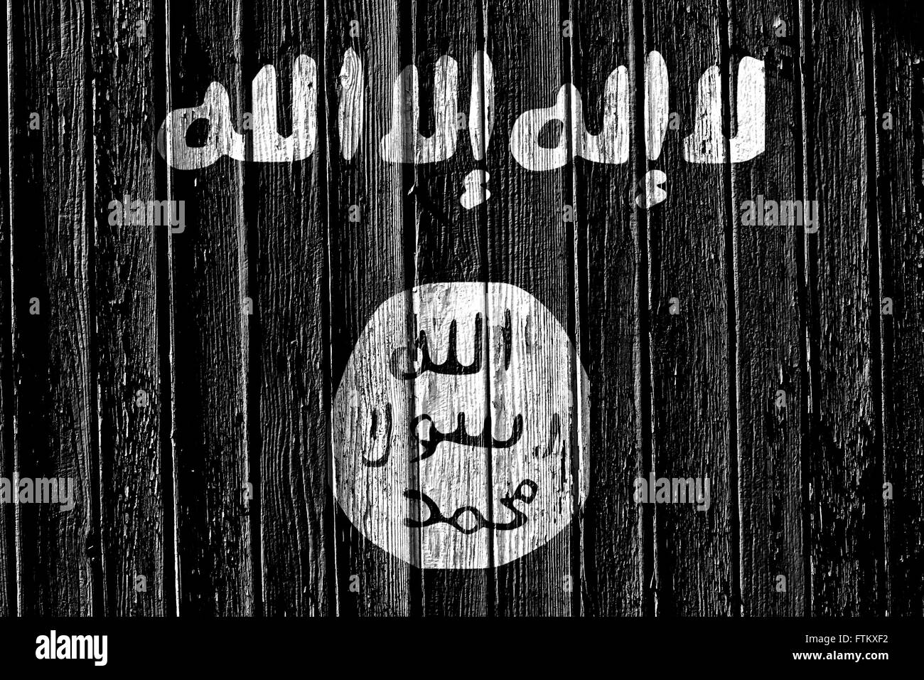 Flagge des islamischen Staates im Irak und der Levante bemalt auf Holzrahmen Stockfoto