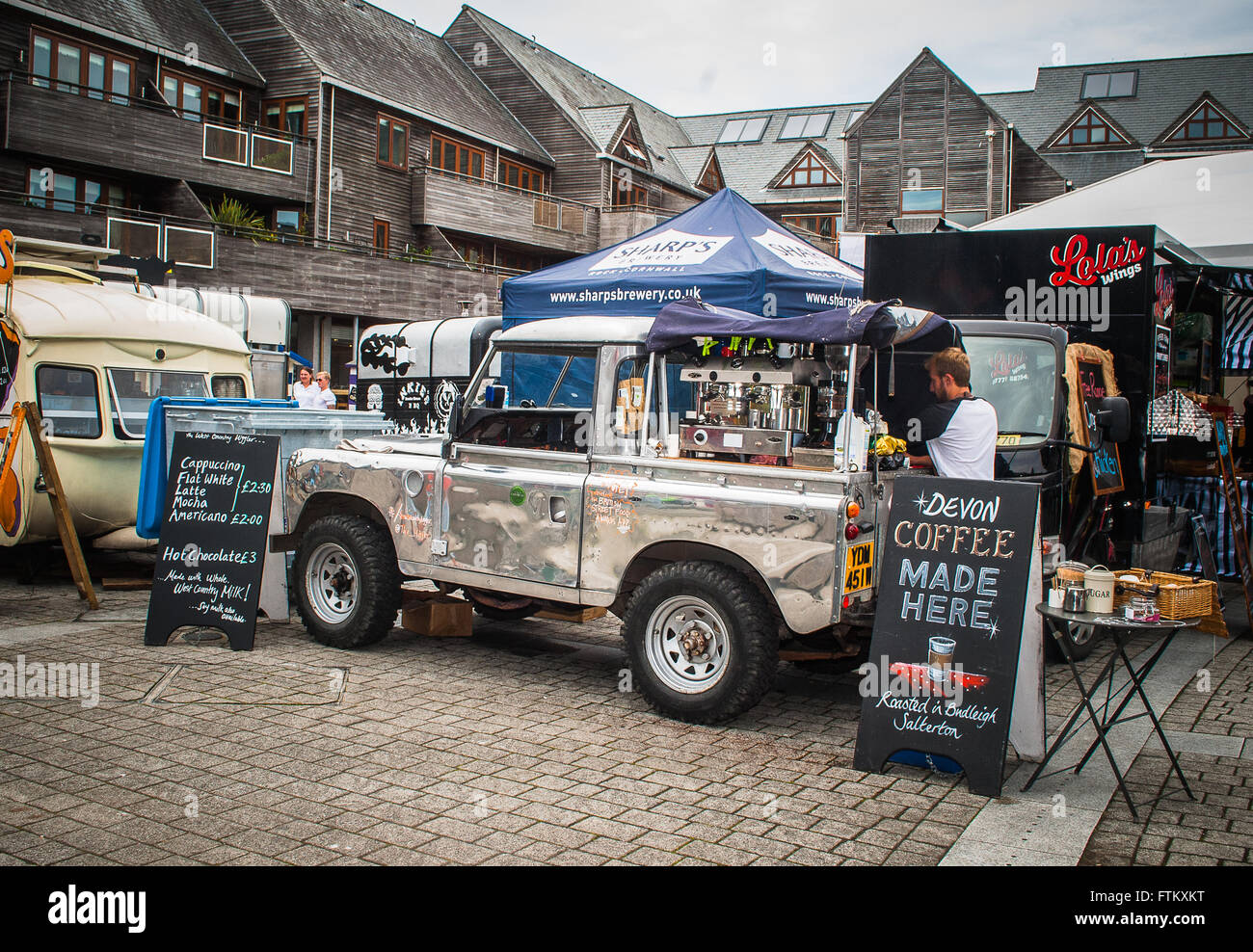 Ein Kaffee-Anbieter mit Kaffee aus einem Landrover Street Food Festival in Falmouth Deutschland 2015 Stockfoto