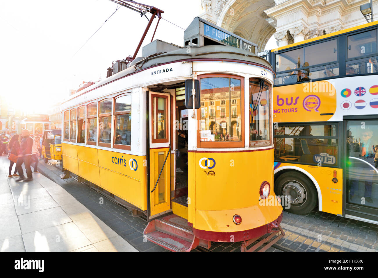 Portugal, Lissabon: Historische Straßenbahn und Bus in den Comercio Platz Stockfoto