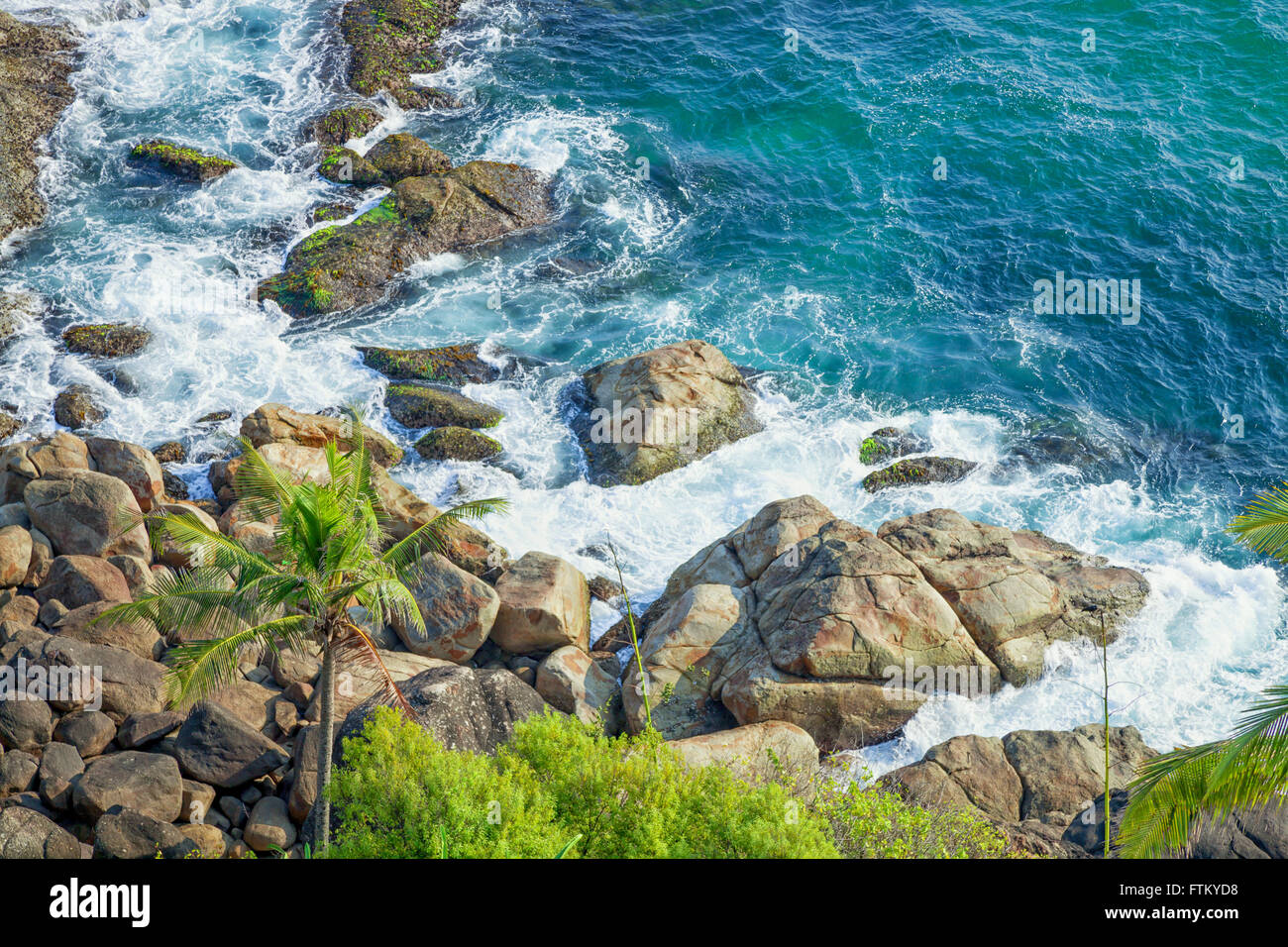 Felsenküste und klaren, türkisfarbenen Meer. Thiruvananthapuram, Indien Stockfoto