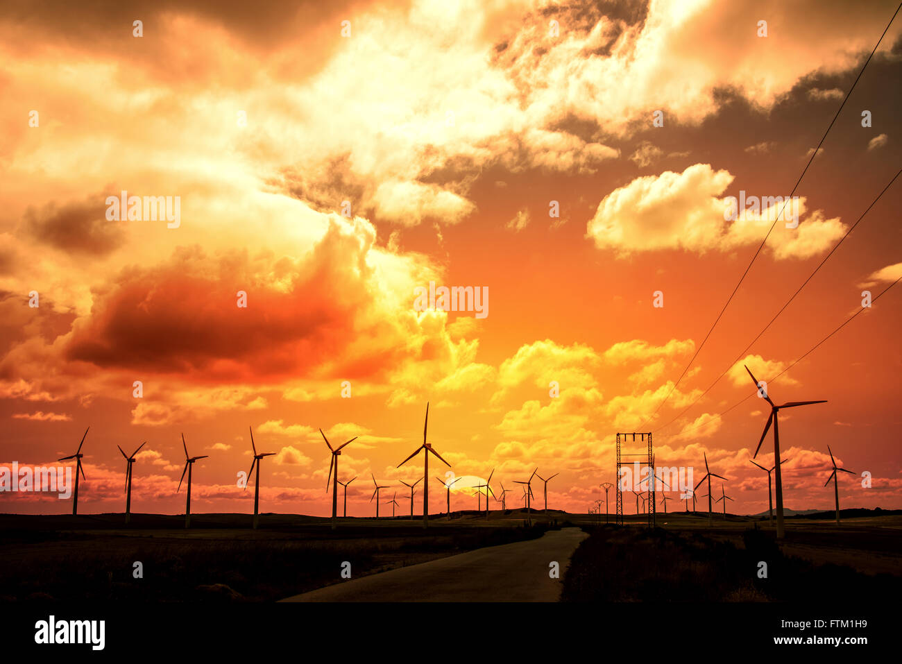 Wind Turbine Feld bei Sonnenuntergang, dramatischen Himmel Stockfoto