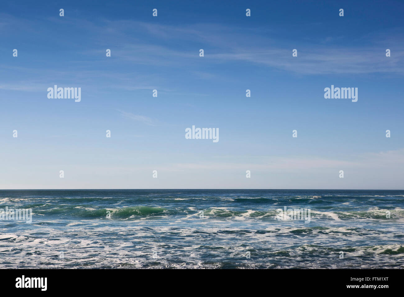 Wellen des Atlantischen Ozeans und blauer Himmel in Frankreich Stockfoto