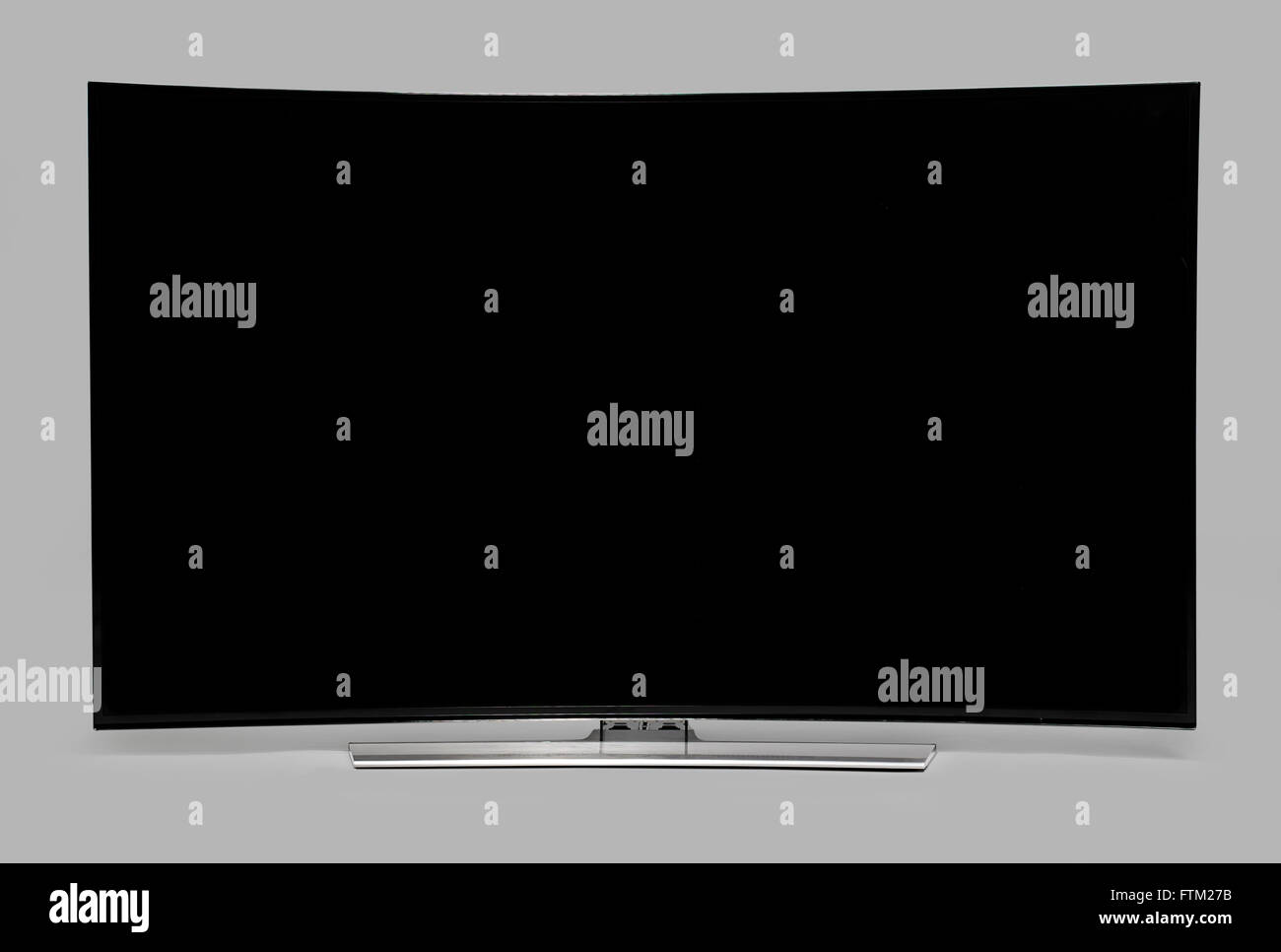 Gebogene Breitbild-TV auf grauem Hintergrund Stockfoto