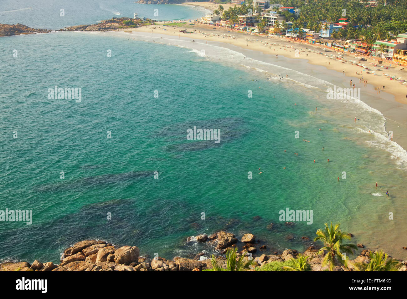 Schöne Landschaft der Strand und das klare türkisfarbene Meer. Thiruvananthapuram, Indien Stockfoto