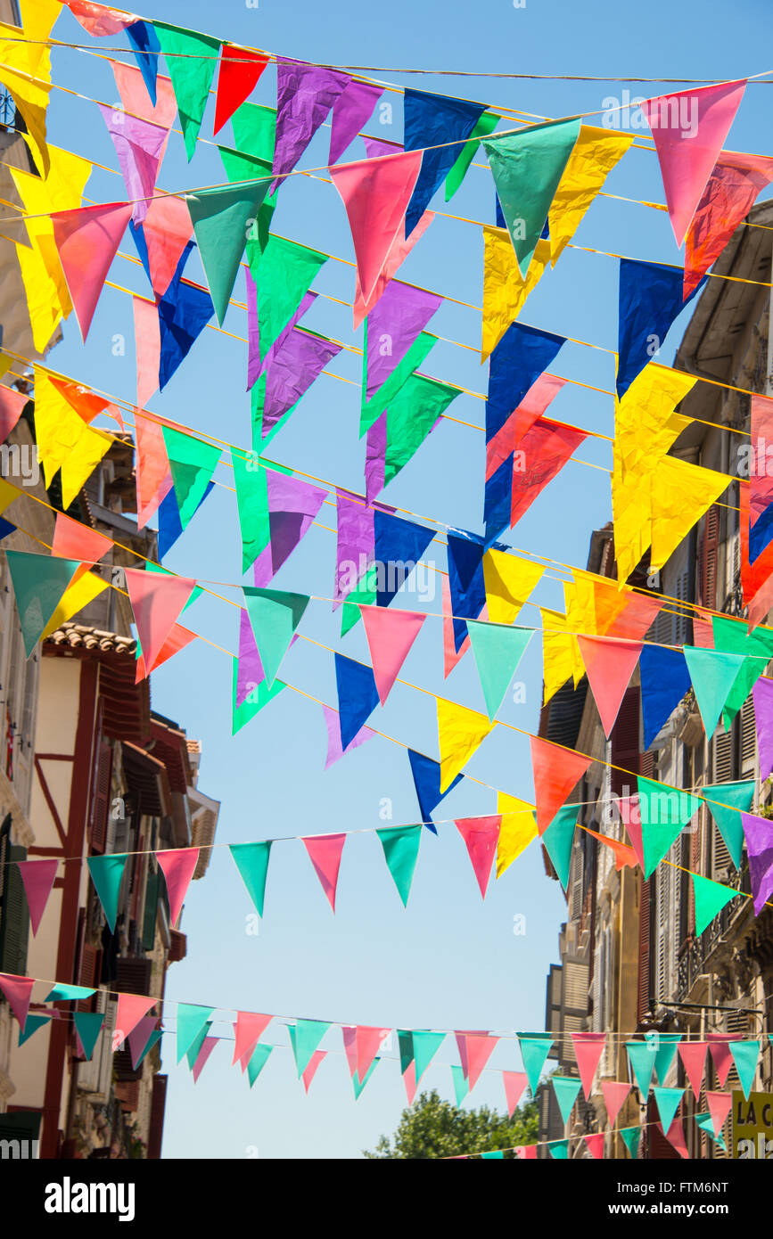 Bunte Girlanden schmücken die Straßen der Stadt von Bayonne während des Sommerfestivals (Sportfeste de Bayonne) im august Stockfoto