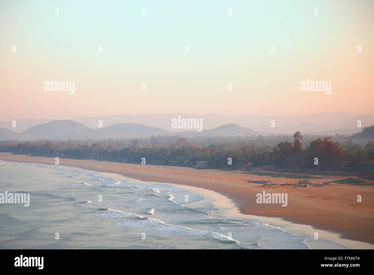 Schönen guten Morgen Landschaft mit Meer und Bergen. Gokarna, Indien Stockfoto