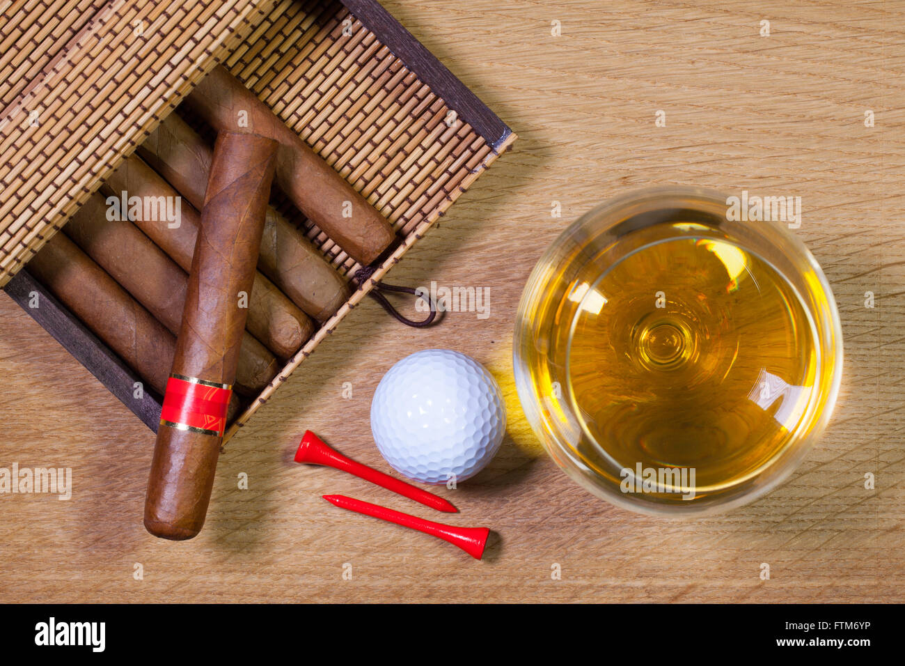 Luxus kubanische Zigarren auf dem Holztisch Stockfoto