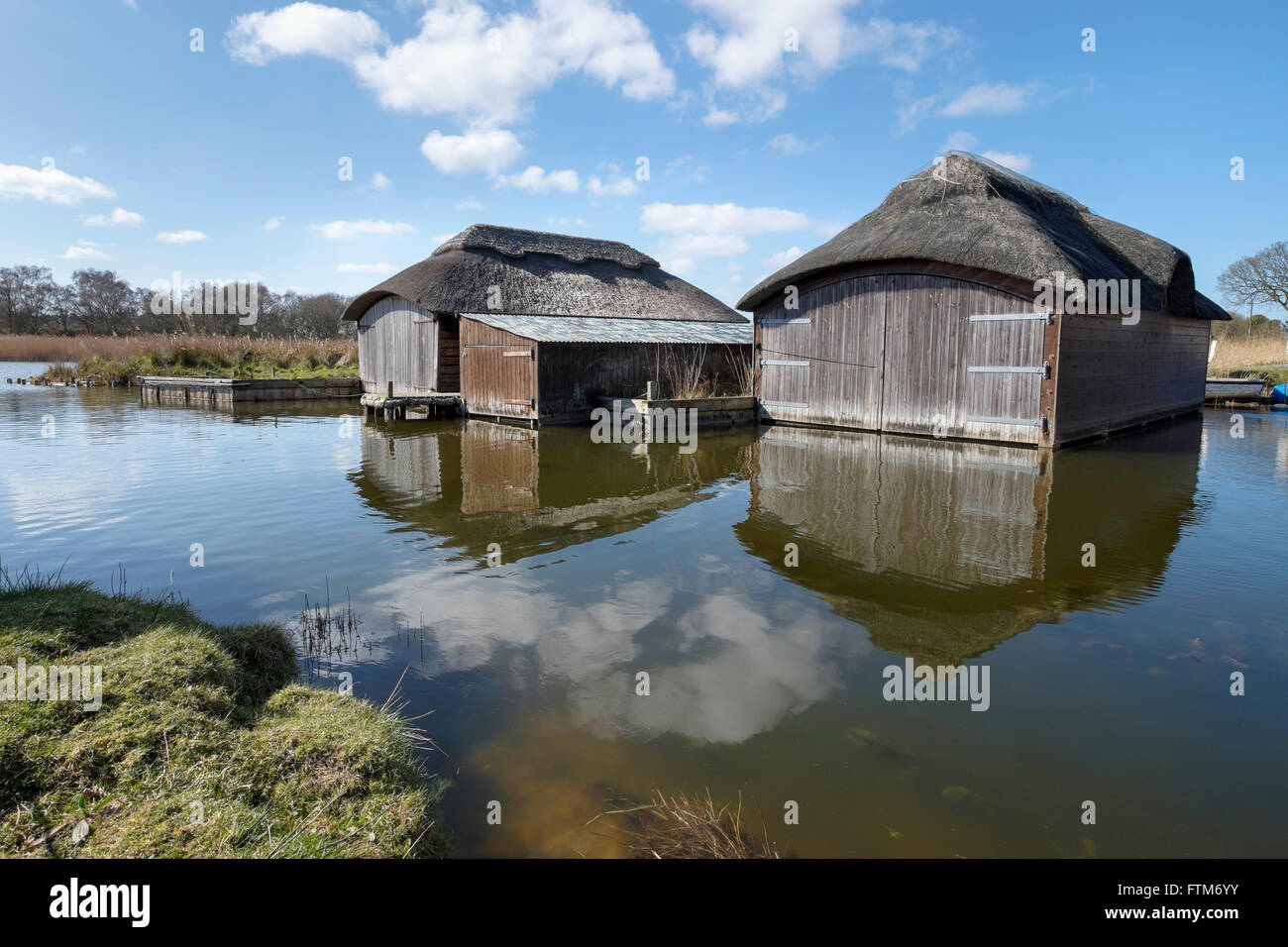 Reetgedeckten Bootshäuser Hickling Broad, Norfolk, England, UK Stockfoto