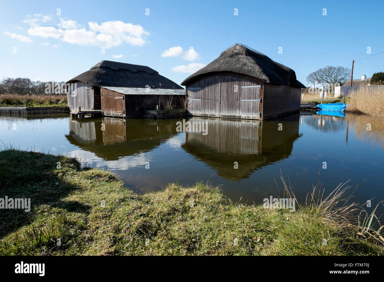 Reetgedeckten Bootshäuser Hickling Broad, Norfolk, England, UK Stockfoto Reetgedeckten Bootshäuser Hickling Broad, Norfolk, England, UK Stockfoto