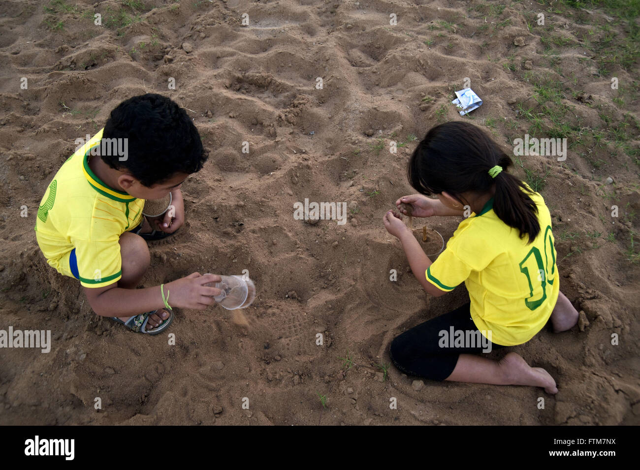 Kinder mit der brasilianischen Nationalmannschaft spielen Fußball im Sand am Rande von der Stadt Miranda Stockfoto