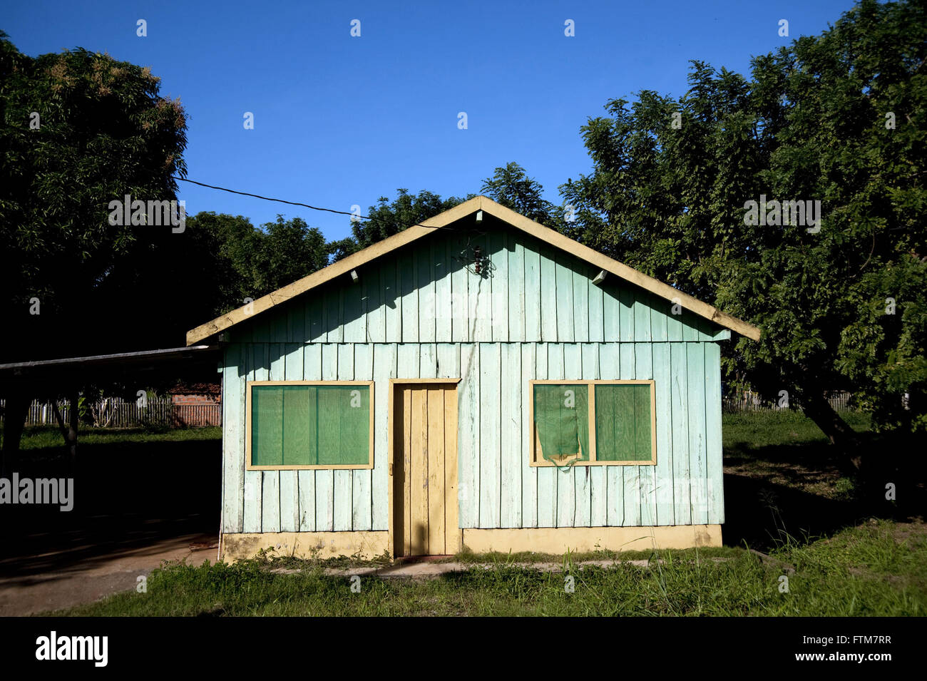 Einfaches Holzhaus am Stadtrand von Miranda - südlichen Pantanal Stockfoto