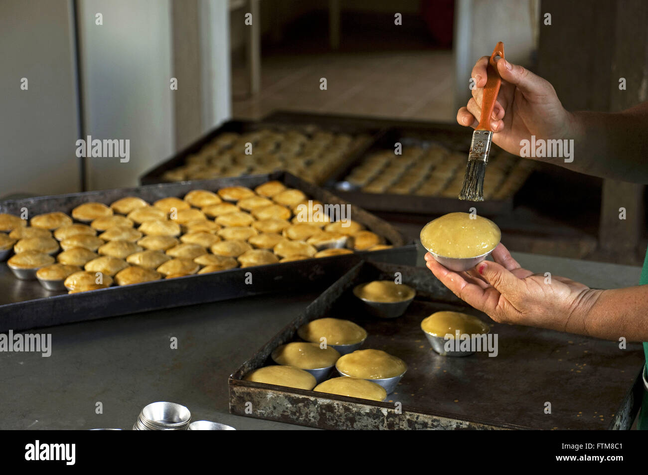 Vorbereitung der Huhn Kuchen gemacht mit faulen Masse - Obst-und Gemüsehändler Bauernhof Santa Luzia Stockfoto