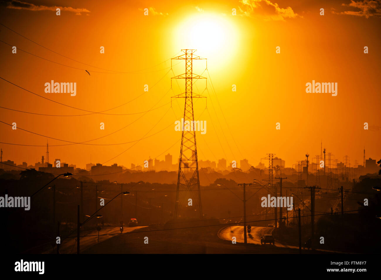 Hochspannungsleitungen in der Nähe der Stadt Cuiaba Stockfoto