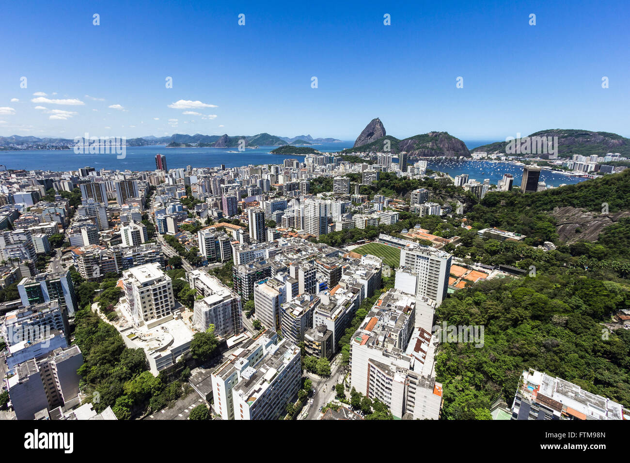 Gebäude in der Nachbarschaft mit Orange Komplex Sugar Loaf und Botafogo-Bucht-Nebenkosten Stockfoto