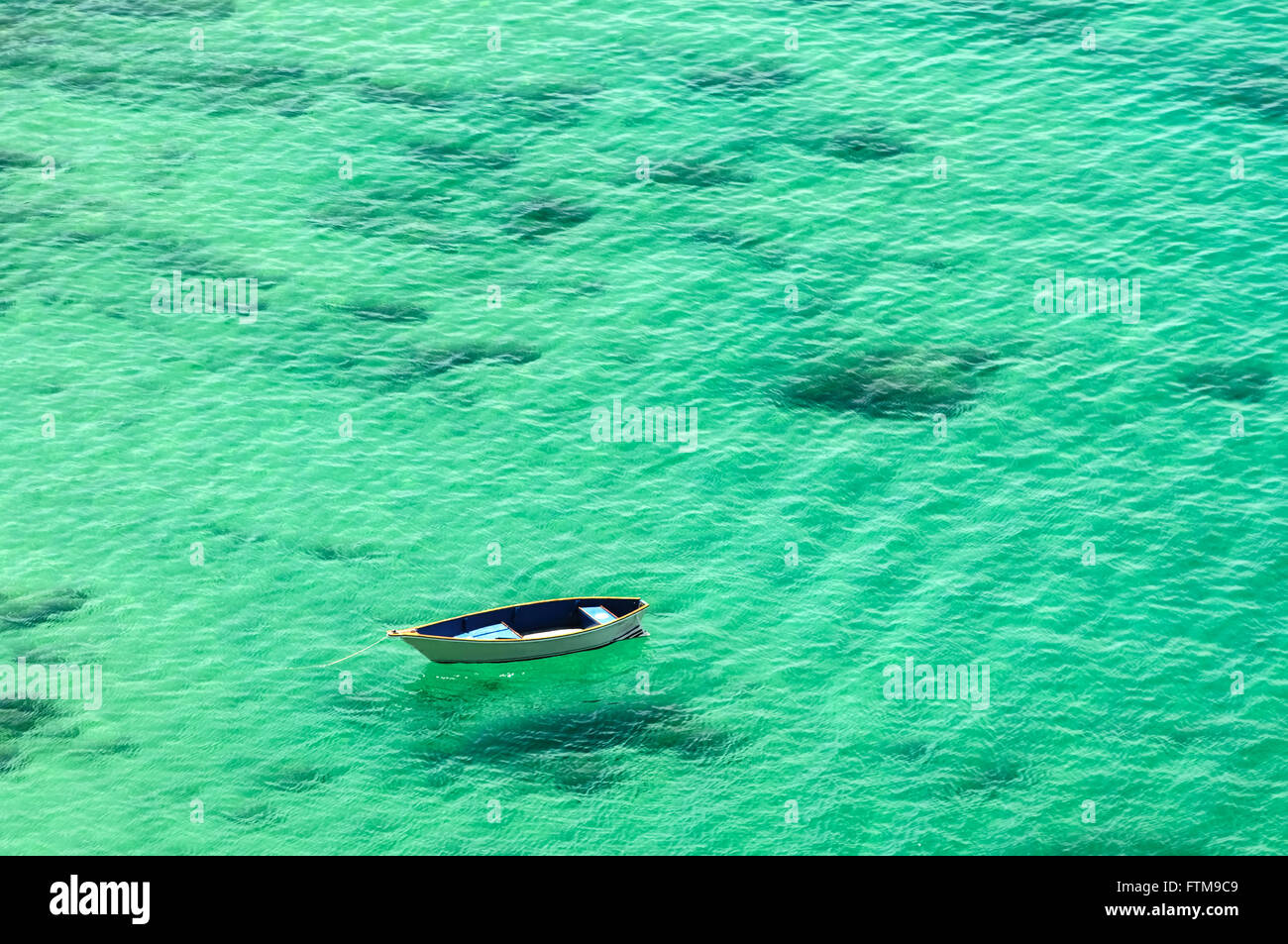 Einsames Boot auf klare Wasseroberfläche Stockfoto