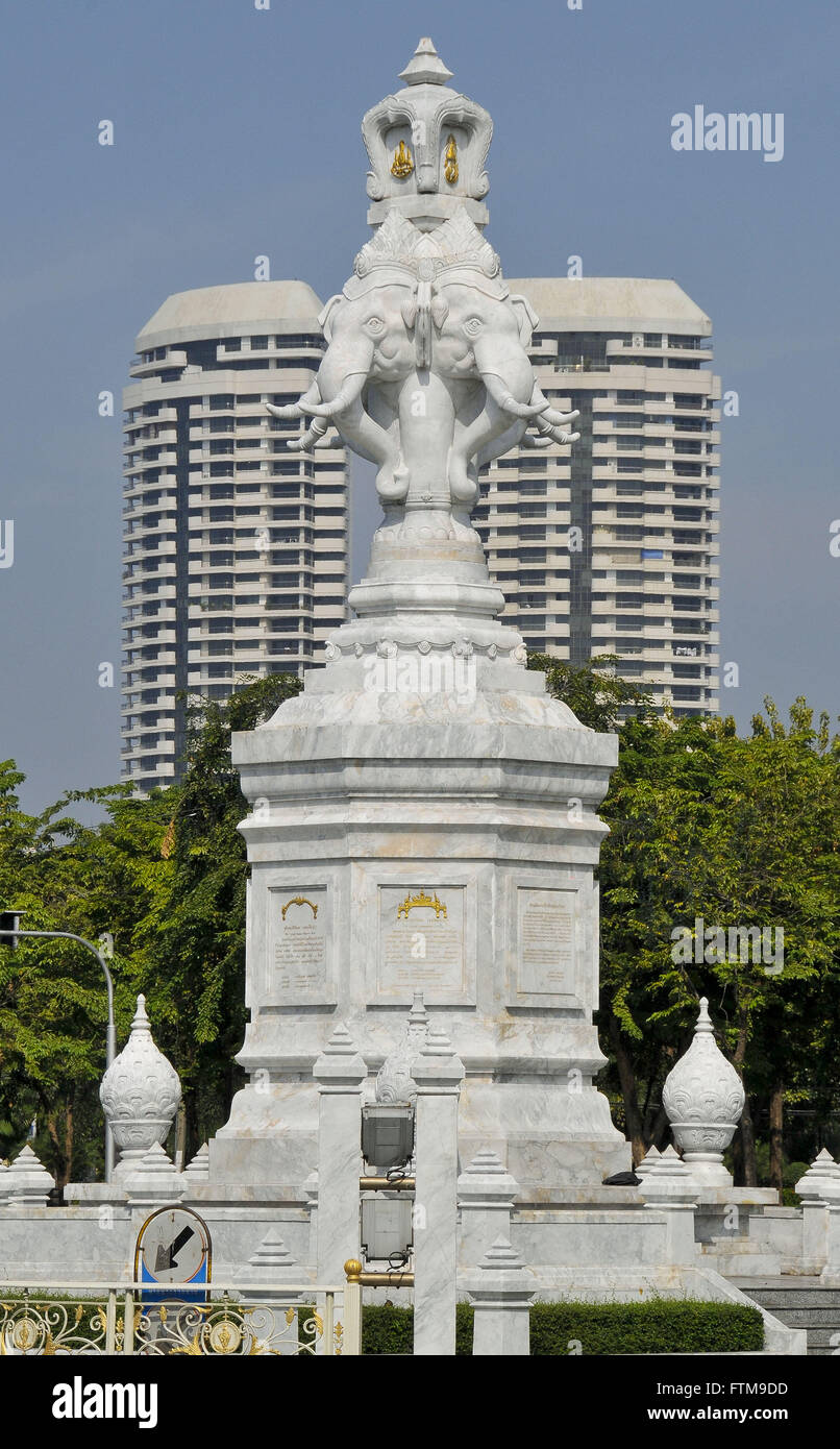 Skulptur und modernen Gebäude in der Stadt von Bangkok Stockfoto